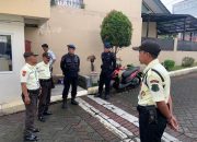 Anggota Brimob Polda Jabar Lakukan Patroli Dialogis dengan Masyarakat di Perumahan Permata Gadog 