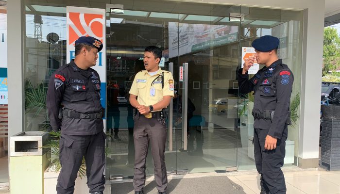Cek Kondusifitas, Brimob Polda Jabar Laksanakan Patroli Bank dan Beri Pesan Kamtibmas 