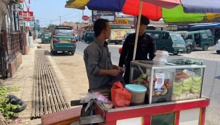 Dialogis Dengan Pedagang Kaki Lima, Brimob Jabar Sampaikan Himbauan Kamtibmas