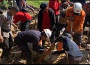 Peran Aktif Brimob Jabar dalam Pencarian Korban Tertimbun Pasca Longsor Ke Kec, Banjar wangi Kab, Garut.