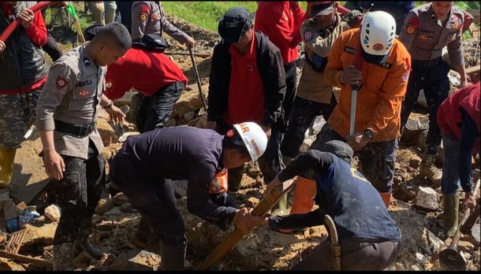 Peran Aktif Brimob Jabar dalam Pencarian Korban Tertimbun Pasca Longsor Ke Kec, Banjar wangi Kab, Garut.