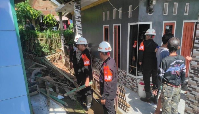 GEMPA 6.5 SR GUNCANG GARUT, TIM SAR SAT BRIMOB POLDA JABAR TERJUN KE LOKASI TERDAMPAK