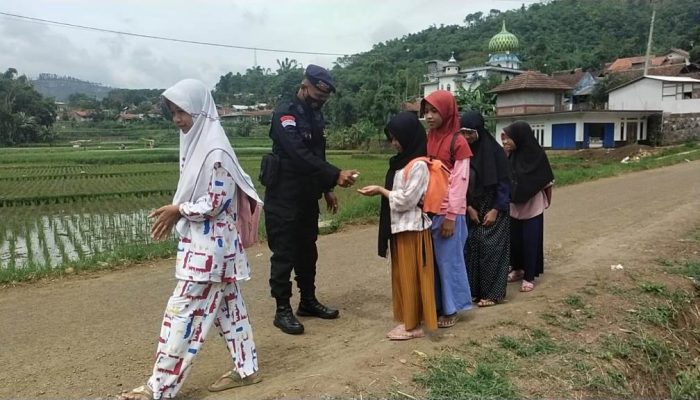 Brimob Jabar Lakukan Patroli Harkamtibmas, Pastikan Siswa yang Pulang Sekolah Tetap Hati – hati dan waspada 
