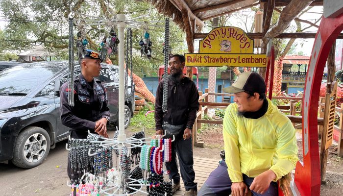 Personel Brimob Jabar Patroli Tempat Wisata