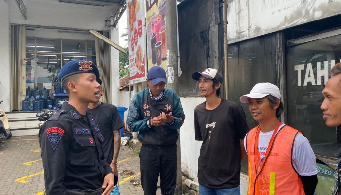 Brimob Jabar Berikan Pelayanan Keamanan kepada Warga  Masyarakat di Sekitar Mako