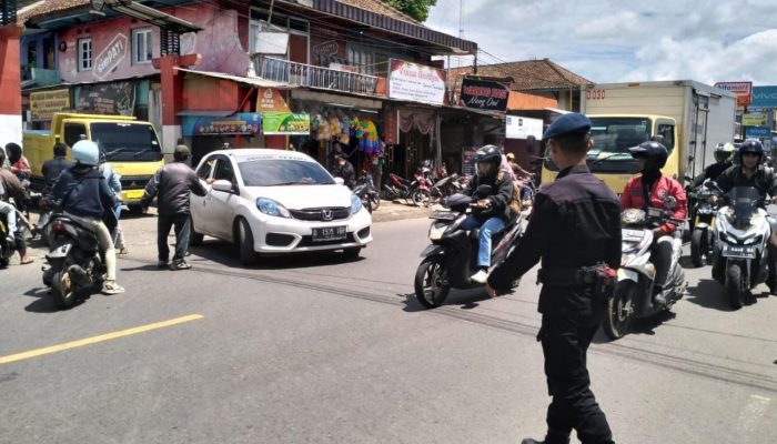 Brimob Jabar Memberikan Pelayanan Keamanan Dan Kenyamanan Bagi Warga Masyarakat di Sekitar Mako