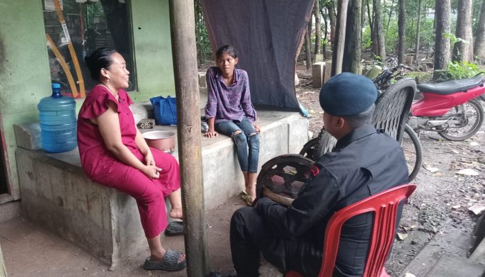 Guna Menekan Gangguan Kamtibmas Brimob Jabar Laksanakan Patroli Rutin ke Desa Cilodong 