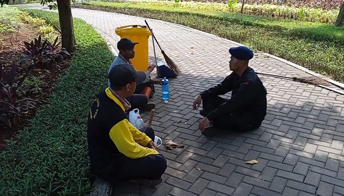 Patroli Dialogis kepada Petugas Kebersihan Tajug Gede Cilodong Purwakarta Demi Terjaganya Keamanan Lingkungan 