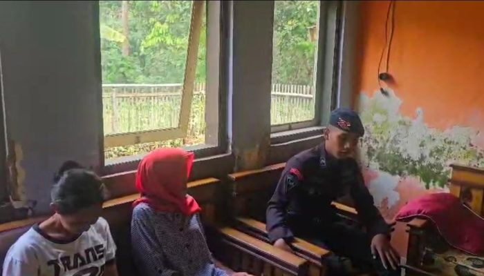 Patroli Sambangi Desa, Anggota Brimob  Beri Himbauan Kamtibmas 