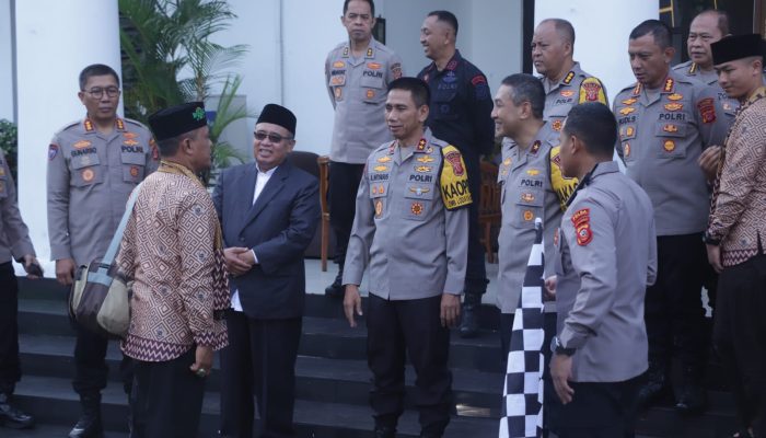 SIMBOLIS PEMBERANGKATAN ROMBONGAN UMROH AL-AMMAN TOUR OLEH KAPOLDA JABAR