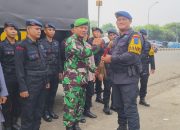 Kerjasama TNI – POLRI dan Elemen Masyarakat dalam Kegiatan Kebersihan Bersama di Pertigaan Lampu Merah Cikopo Purwakarta