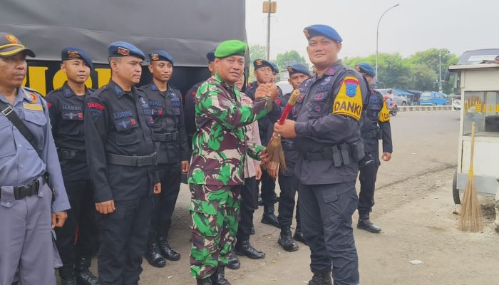 Kerjasama TNI – POLRI dan  Elemen Masyarakat dalam Kegiatan Kebersihan Bersama di Pertigaan  Lampu Merah Cikopo Purwakarta 