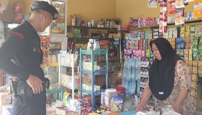Antisipasi Peredaran Uang Palsu Anggota Brimob Sambangi Pertokoan 