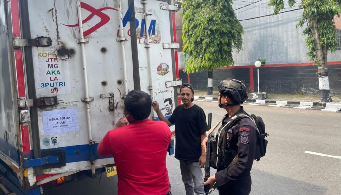 Brimob Jabar Perketat Penjagaan,Anggota Jaga Periksa Kendaraan yang Masuk 