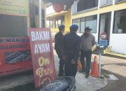 Anggota Brimob Polda Jabar Lakukan Patroli  Dialogis dengan Masyarakat  di Perumahan Permata Gadog