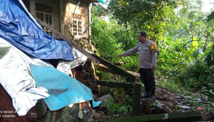 Kabid Humas Polda Jabar : Polisi Cek Lokasi Terkait Adanya Bencana Alam Longsor Menimpa Pondasi Rumah Warga yang Diakibatkan Curah Hujan Tinggi