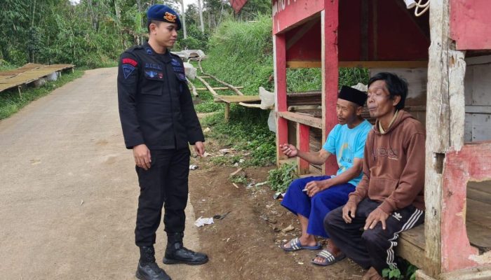 Brimob Jabar Melaksanakan Patroli Kamtibmas di Lingkungan Desa Cikeruh Jatinangor 