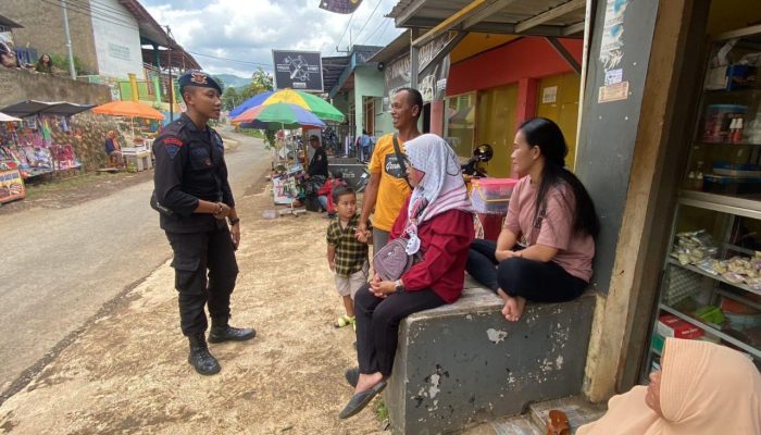 Antispasi Konflik Sosial Personil Kompi 1 Batalyon A Pelopor Brimob Jabar Laksanakan Patrol Berikan Himbauan Kamtibmas 