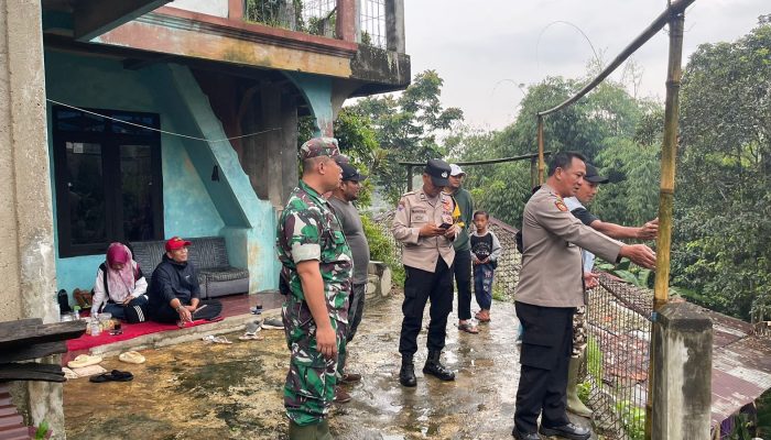 Kabid Humas Polda Jabar : Polisi Cek Lokasi Bencana Alam Longsor Menimpa Rumah di Kampung Kebon Jengkol, Megamendung