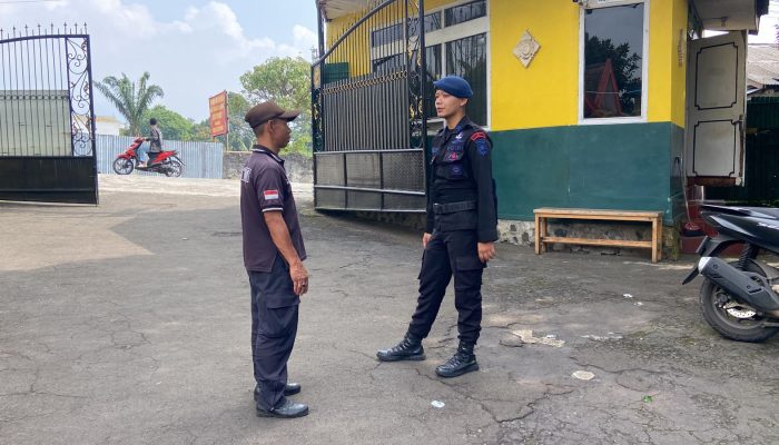 Anggota Brimob Jabar Sambangi Vila Cipanas Kab, Cianjur