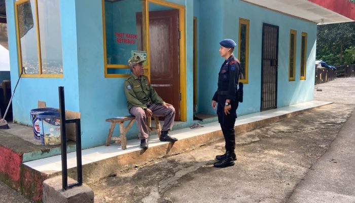 Anggota Brimob Jabar Sambangi Tempat Wisata  di Cipanas Kab,Cianjur