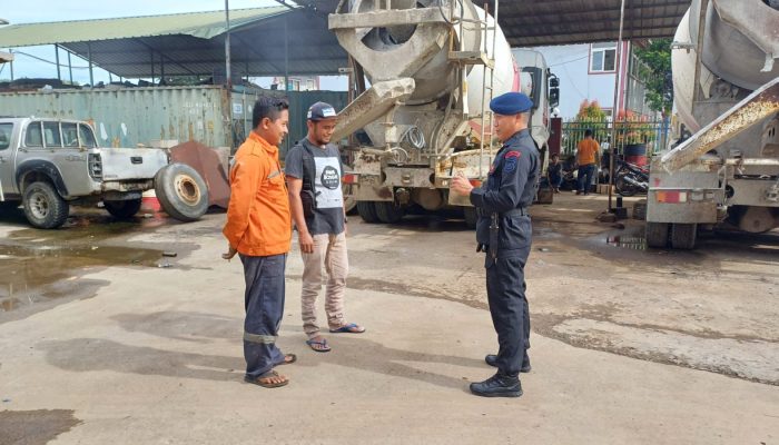 JAGA KEAMANAN, PERSONEL SAT BRIMOB POLDA JABAR PATROLI DI SEKITARAN STASIUN KCJB PADALARANG