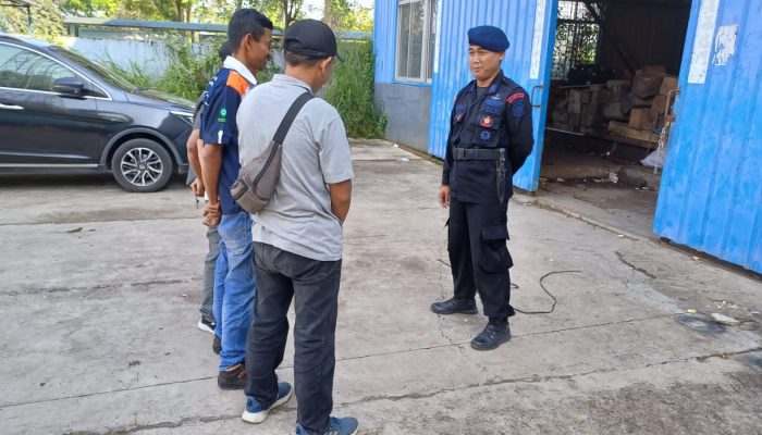 Anggota Brimob Jabar Melaksanakan Himbauan Kepada Pekerja Bangunan 
