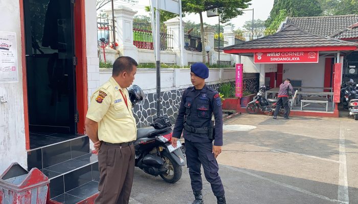 Anggota Brimob Jabar Sambangi Perkantoran di Cipanas Kab, Cianjur 