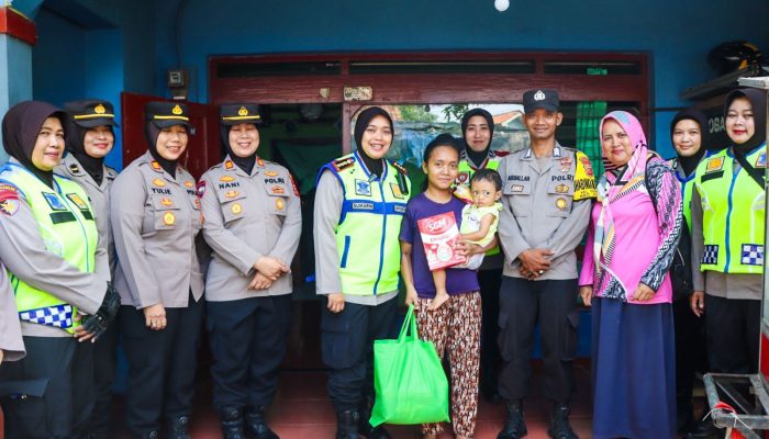 Kabid Humas Polda Jabar : Polisi Pimpin Patroli Roda Dua Berikan Bantuan Kepada Anak Asuh Stunting