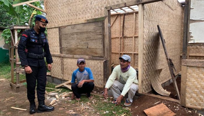 Warga Desa Tangguh Binaan Kompi  1 Tetap Giatkan Siskamling 