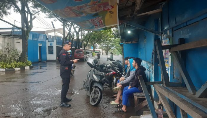 Brimob Berikan Pesan Kamtibmas Pada Masyarakat dan ke Pangkalan Ojek 