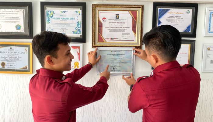 TOREHKAN PRESTASI, EMPAT PENGHARGAAN ADUJAK GENRE SULTENG 2024 MENGHIASI WALL OF FAME LPKA PALU