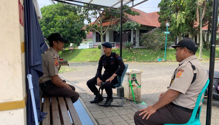 Anggota Brimob Jabar Sambangi Perumahan di Cipanas Kab, Cianjur 