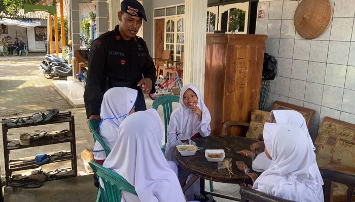 Untuk Mencegah Aksi Kriminalitas Brimob Cirebon Lakukan Patroli Harkamtibmas 