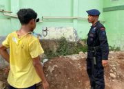 Patroli Brimob Jabar Sambangi Warga yang Sedang Berkumpul Berikan Pesan Kamtibmas 