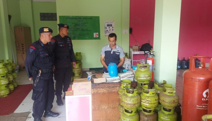 Patroli Dialogis ke Agen Tabung Gas BRimob Polda Jabar Monitoring Kondisi Kondusif 