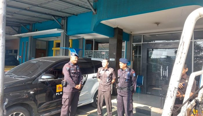 Patroli ke Kantor PLN, Brimob Jabar Sampaikan Himbauan Pada Satpam