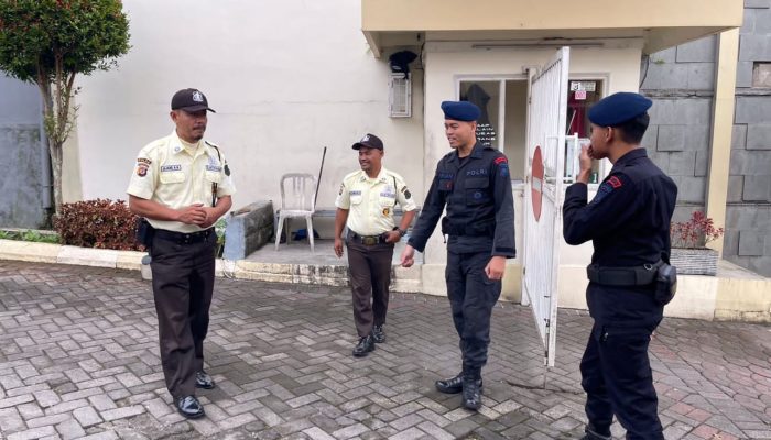 Meskipun Proses sudah di Longgarkan Oleh  Pemerintah ,  Personal Brimob Jabar Laksanakan Patroli Rutin Harkamtibmas di Komplek Perumahan Permata Gadog