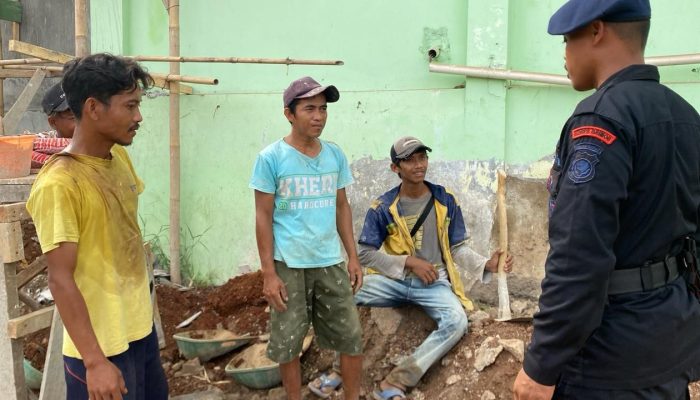 PATROLI SAT BRIMOB POLDA JABAR SAMBANGI WARGA YANG SEDANG BERKUMPUL BERIKAN PESAN KAMTIBMAS