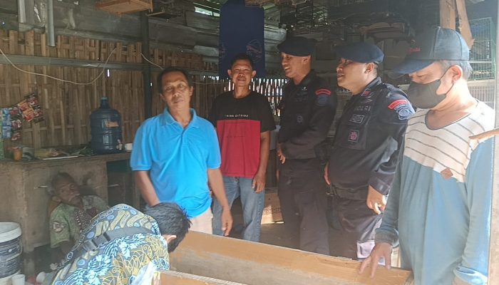 Anggota Brimob Cirebon Lakukan Patroli Harkamtibmas Pasca Pemilu 2024 di Wilayah Sekitar 