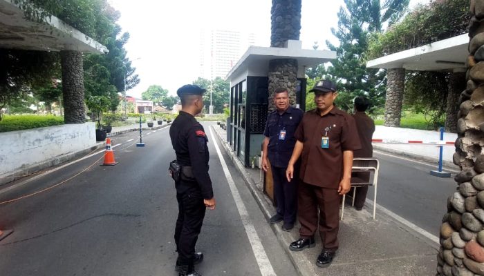 Anggota Brimob Jawa Barat Laksanakan himbauan kepada Security Universitas ITB