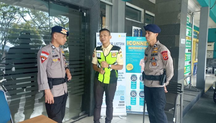 Cek Kondusifitas Obyek Vital, Brimob Polda Jabar Patroli Kantor PLN Cipanas