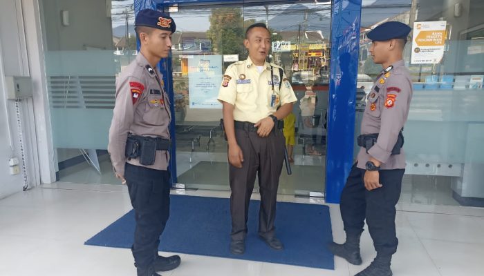 Brimob Polda Jabar Laksanakan Patroli Harkamtibmas Sambang Bank BRI Antisipasi Kejahatan 