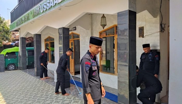 Brimob Peduli Masyrakat, Detasemen Gegana Satbrimob Polda Jawa Barat kali ini berbagi Jumat Berkah pada kegiatan Jumsih (Jumat bersih) dan Jumling ( Jumat Keliling)