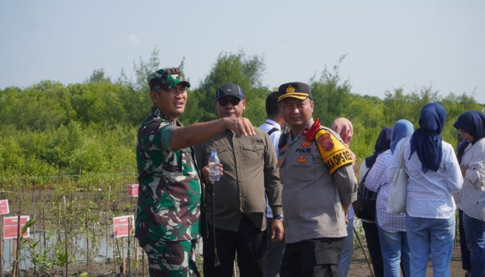 Kabid Humas Polda Jabar : Polisi Hadiri Peresmian Sumur Bor dan Penanaman Pohon Mangrove Rhizophora