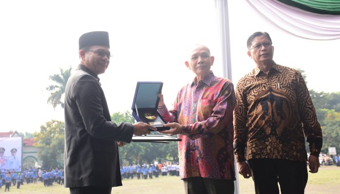 Bupati Dadang Supriatna Terima Penghargaan dari Universitas Langlangbuana Bandung