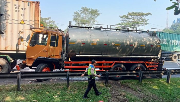 KABID HUMAS POLDA JABAR : POLISI SIGAP TANGANI KECELAKAAN TRUCK KONTAINER DAN TRUCK TANGKI