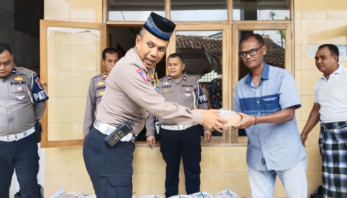 Kabid Humas Polda Jabar : Polisi Bagikan Ratusan Nasi Kotak
