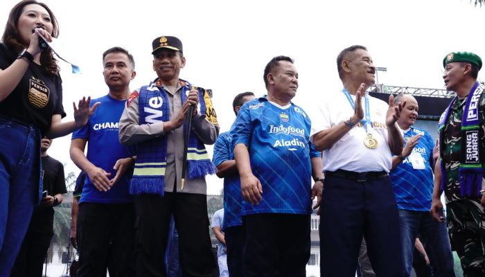 KAPOLDA JABAR, BERSAMA DENGAN FORKOPIMDA JABAR, RAYAKAN PAWAI BERSAMA DENGAN BOBOTOH ATAS KEMENANGAN PERSIB BANDUNG JUARAI BRI LIGA 1 INDONESIA TAHUN 2023-2024