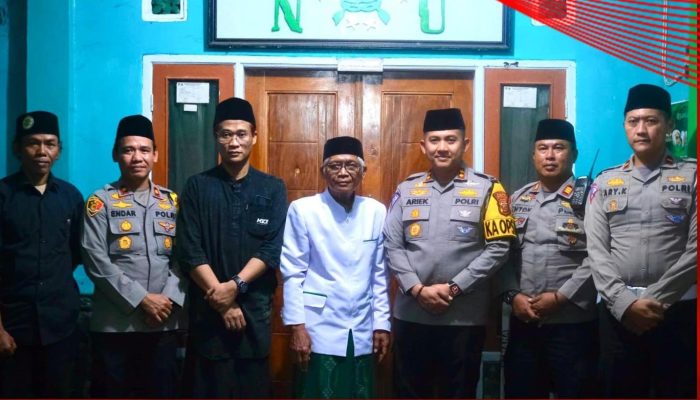 Silaturahmi Kapolres dengan Tokoh Agama KH. Adang Kosasih di Ponpes Al Huda Bani Syamsuddin Kab. Subang